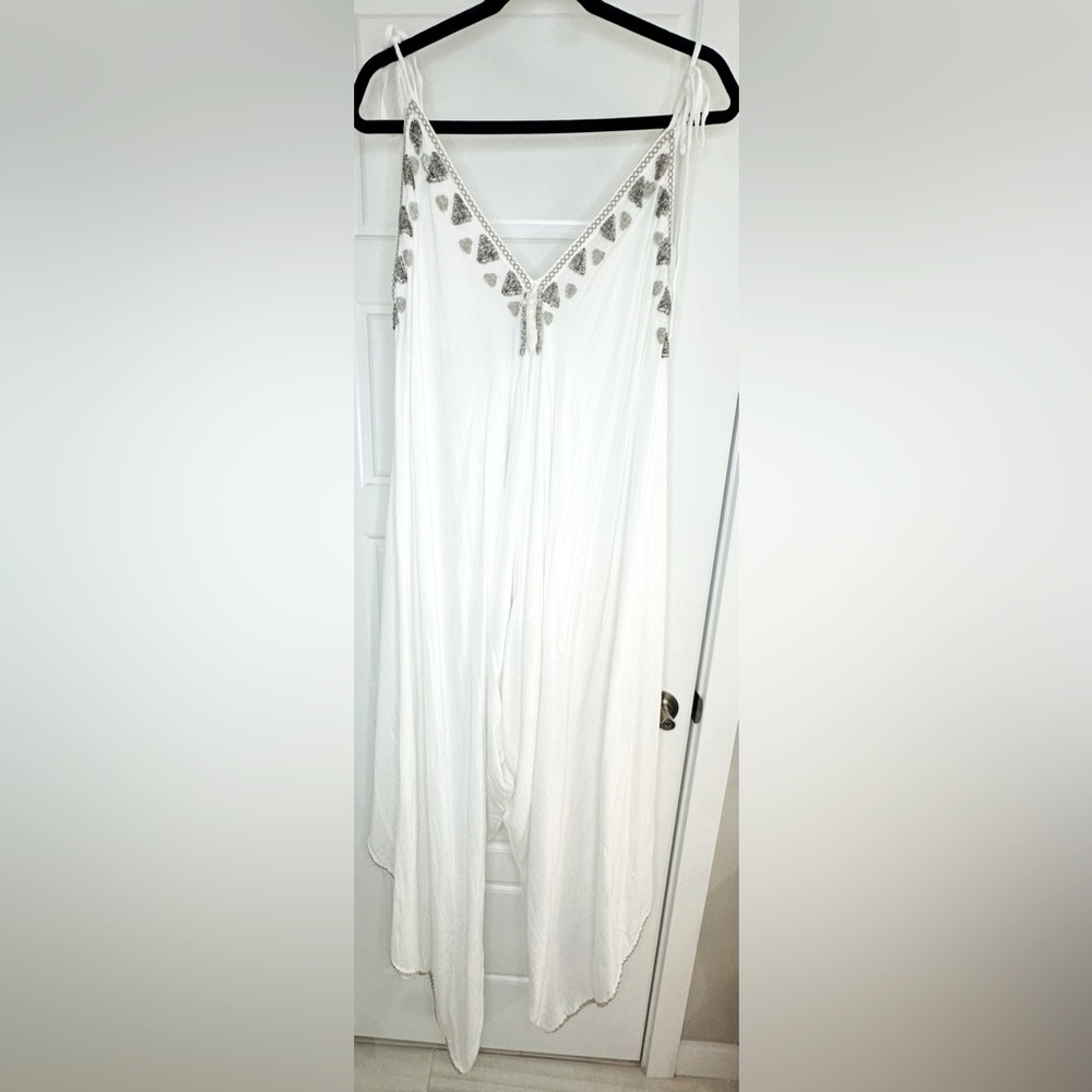 Z&L European Boutique, White Flowy Onepiece with Silver Accents, Size OS